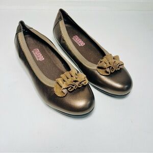 Munro American Womens Ruffle Ballet Flat Shoes Slip Ons Bronze Size 7WW